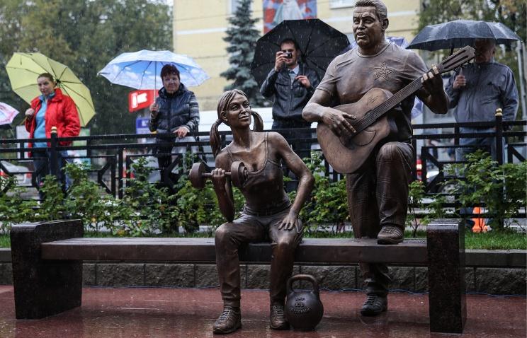 Открытие памятника "Ребята с нашего двора", посвящённого группе Любэ, состоялось в подмосковном городе Люберцы
